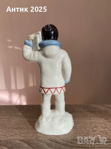 Винтидж порцеланова статуетка „Северен младеж с радиоприемник“, СССР, снимка 2 - Антикварни и старинни предмети - 53234249