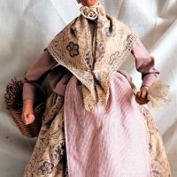 висока фолк кукла издялани рисувани дървени части с плетен кош с билки и кръст на врата Франция, снимка 1 - Колекции - 35481684