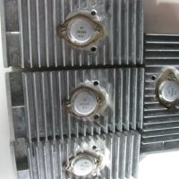 Яки  Транзистори  2N 3055  с  Масивни  Радиатори  Отлични, снимка 1 - Ресийвъри, усилватели, смесителни пултове - 44101083
