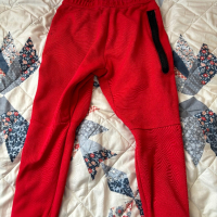 Анцунг Nike tech fleece червен, снимка 2 - Детски панталони и дънки - 44911262