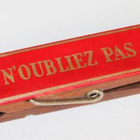 Ретро френска декоративна щипка за бележки хартия, дърво 1970те, снимка 1 - Колекции - 40559638