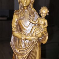 Статуетка на Богородица с Младенеца. Материал смола върху дървен постамент., снимка 3 - Статуетки - 43339267