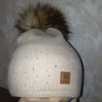 Woolk- Нова дамска зимна шапка с помпон и камъчета , снимка 4 - Шапки - 38334725