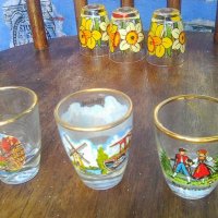 Шест малки изрисувани стъклени чашки с поднос от Германия, снимка 6 - Други ценни предмети - 39349245