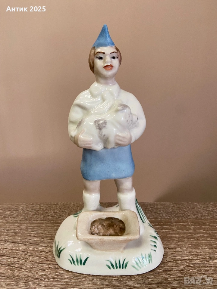 Винтидж порцеланова статуетка „Момиче с прасенце“, СССР, снимка 1
