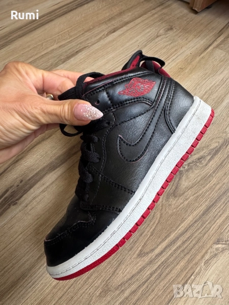 Оригинални детски кецове Air Jordan 1 Retro Mid! 29,5 н, снимка 1