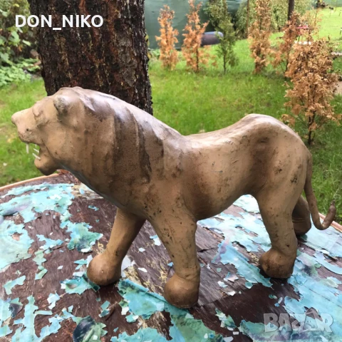 Макет на лъвица от папиемаше.