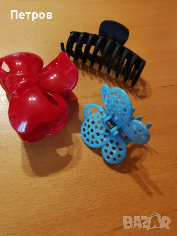 Щипки за коса,карти за игра и закачалки.Всичко за 5 лв. , снимка 1