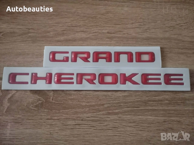 червен надпис Jeep Grand Cherokee