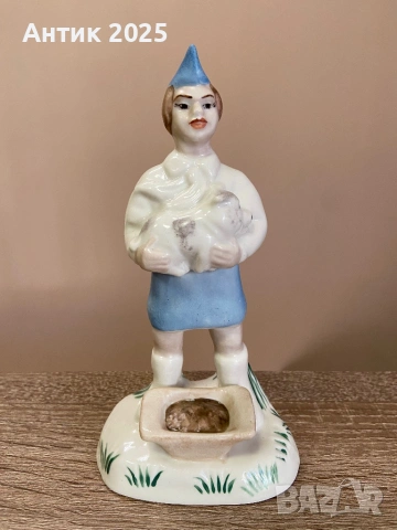 Винтидж порцеланова статуетка „Момиче с прасенце“, СССР
