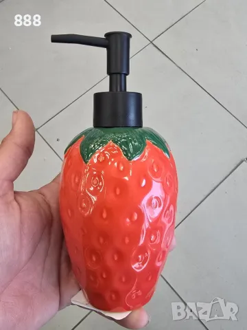 дозатори и сапунерки ягода