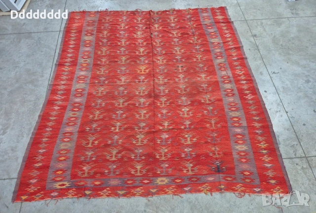 Много стар Чипровски килим