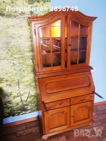 Писалище с витрина и вградена лампа