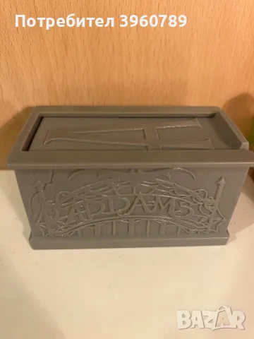 Играчка от сериала Wednesday - изскачаща ръка