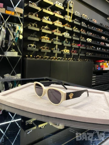 очила с черен обикновен калъф и ув защита chanel versace, снимка 2 - Слънчеви и диоптрични очила - 51410554