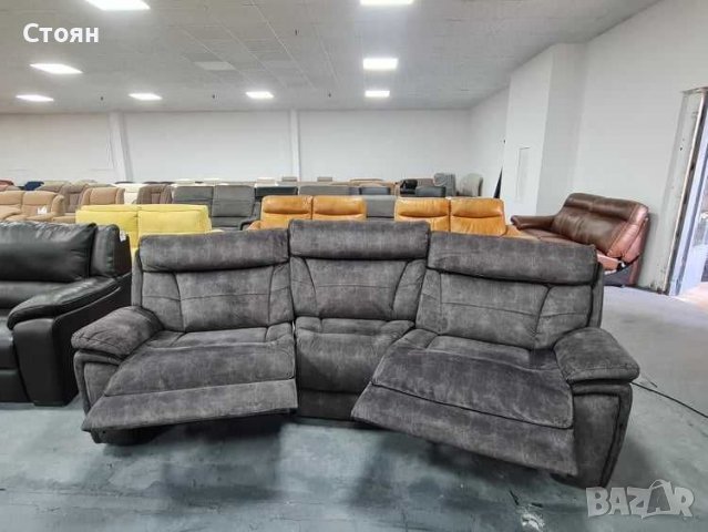 Извит тъмно сив диван от плат с  релаксиращ механизъм, снимка 6 - Дивани и мека мебел - 39394232