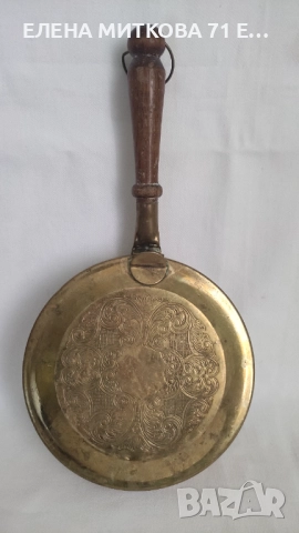Стар уред от средата на миналия век , изработен от месинг ,с гравиран капак и дървена дръжка, снимка 1