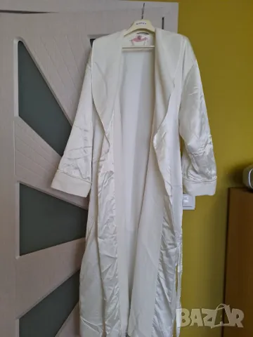 Бял сатенен халат с топла подплата Victoria Secret, снимка 3 - Пижами - 48659012