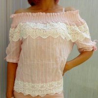 Розова риза с широк ластичен набор около раменете и с бяла дантела , снимка 1 - Ризи - 40685186