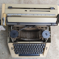Стара пишеща машина-работеща., снимка 2 - Антикварни и старинни предмети - 36544623