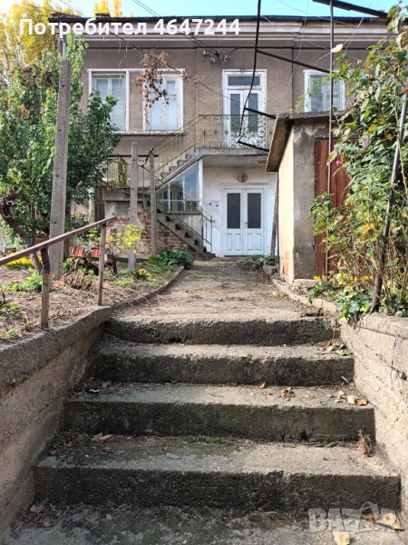 Къща с двор, гараж и надстройка над гаража, снимка 1