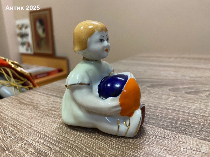 Порцеланова статуетка „Момиче с топка“, снимка 1