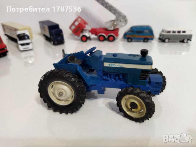 COLLECTIBLE TRACTOR MODEL FORD TW-20 PRODUCED BY BRITAINS активно кормило и теглич.  ,състояние види, снимка 8 - Колекции - 40745934
