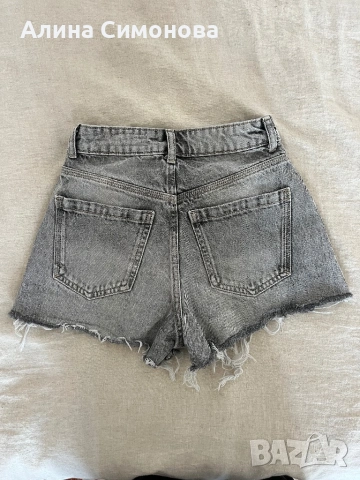 Дънкови къси панталони Bershka 34 🤍 с накъсвания, снимка 2 - Къси панталони и бермуди - 53599663