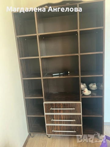Дървен шкаф-стелаж