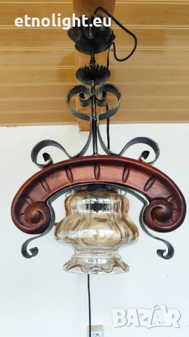 Красиви старинни полилеи съчетание от дървени елементи и ковано желязо 