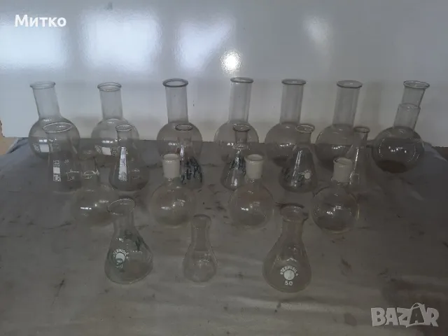 Лабораторни стъклени колби и пипети