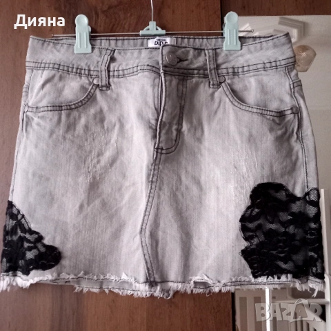 Дънкова пола с дантела