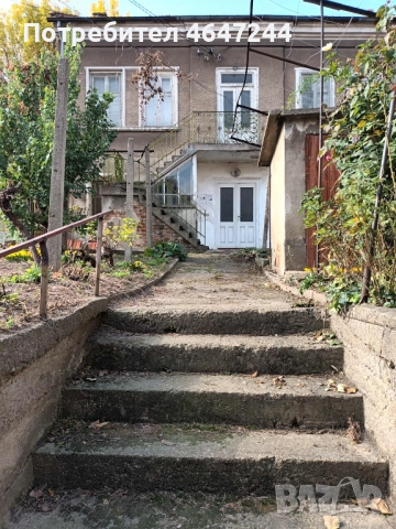 Къща с двор, гараж и надстройка над гаража