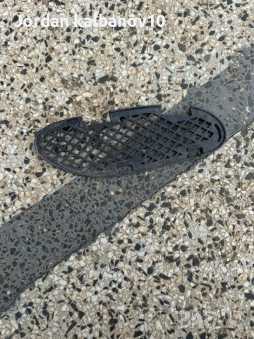 Решетка в предна броня на Мерцедес Mercedes W202 само за 5Eur. а2028851123