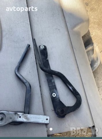 Chrysler voyager 2004година панти преден капак, снимка 3 - Части - 40347072