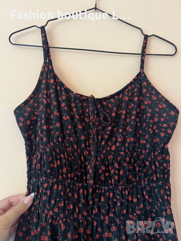 Черна дълга рокля с десен на червени цветя вталена M размер с регулиращи се презрамки на House 👗, снимка 5 - Рокли - 52235804