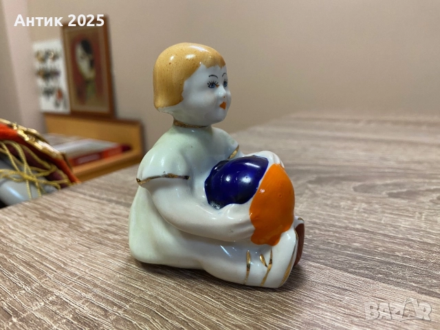 Порцеланова статуетка „Момиче с топка“