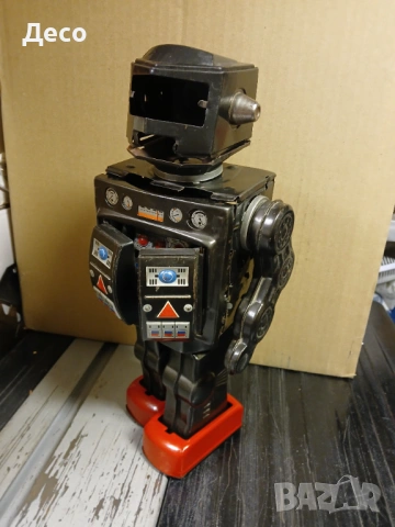 Стара ламаринена играчка робот.