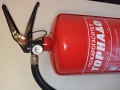 Прахов пожарогасител АВС 6кг Торнадо Заверен актуален стикер Извършено техническо обслужване 09.2026, снимка 2