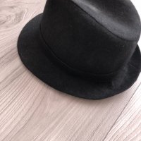 Черна дамска шапка, снимка 4 - Шапки - 35501667