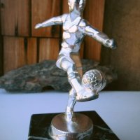 Статуетка футболист , мраморна основа , снимка 3 - Статуетки - 28410138
