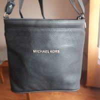 Michael Kors черна чанта в отлично състояние, снимка 1 - Чанти - 37874639