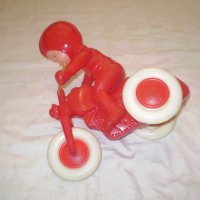 Ретро играчка моторист с мотор червена твърда пластмаса, снимка 11 - Други ценни предмети - 43906757