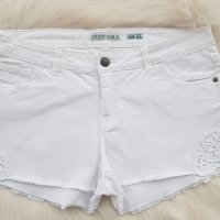 Къси дънкови панталони - бели размер ХЛ, снимка 1 - Къси панталони и бермуди - 40614556