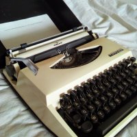 Пишеща машина, снимка 2 - Антикварни и старинни предмети - 33053621