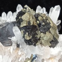 №192,Кварц,Планински кристал,Кварцова друза с халкопирит и сфалерит,Quartz Bulgaria,BGminerals,, снимка 4 - Декорация за дома - 44124708