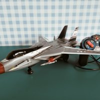 Боен Самолет"F14 TOMCAT" със звук и светлини, снимка 2 - Влакчета, самолети, хеликоптери - 40416091