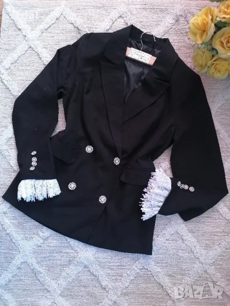 Бутиково сако с акцент от дантела и кристални копчета , снимка 1