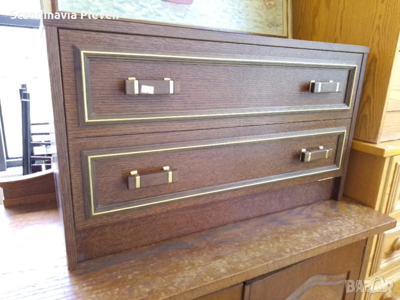 Малък скрин в кафяв цвят със златни елементи, снимка 1