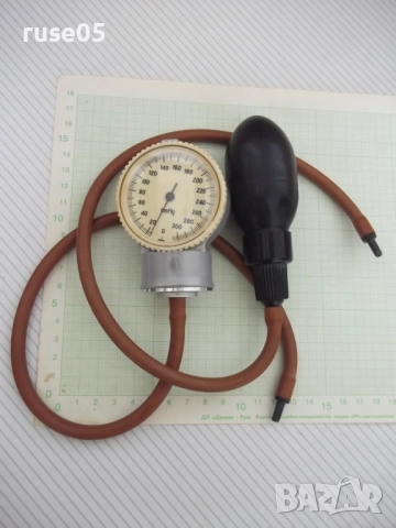 Манометър и помпа от механичен апарат за измерване на кръвно